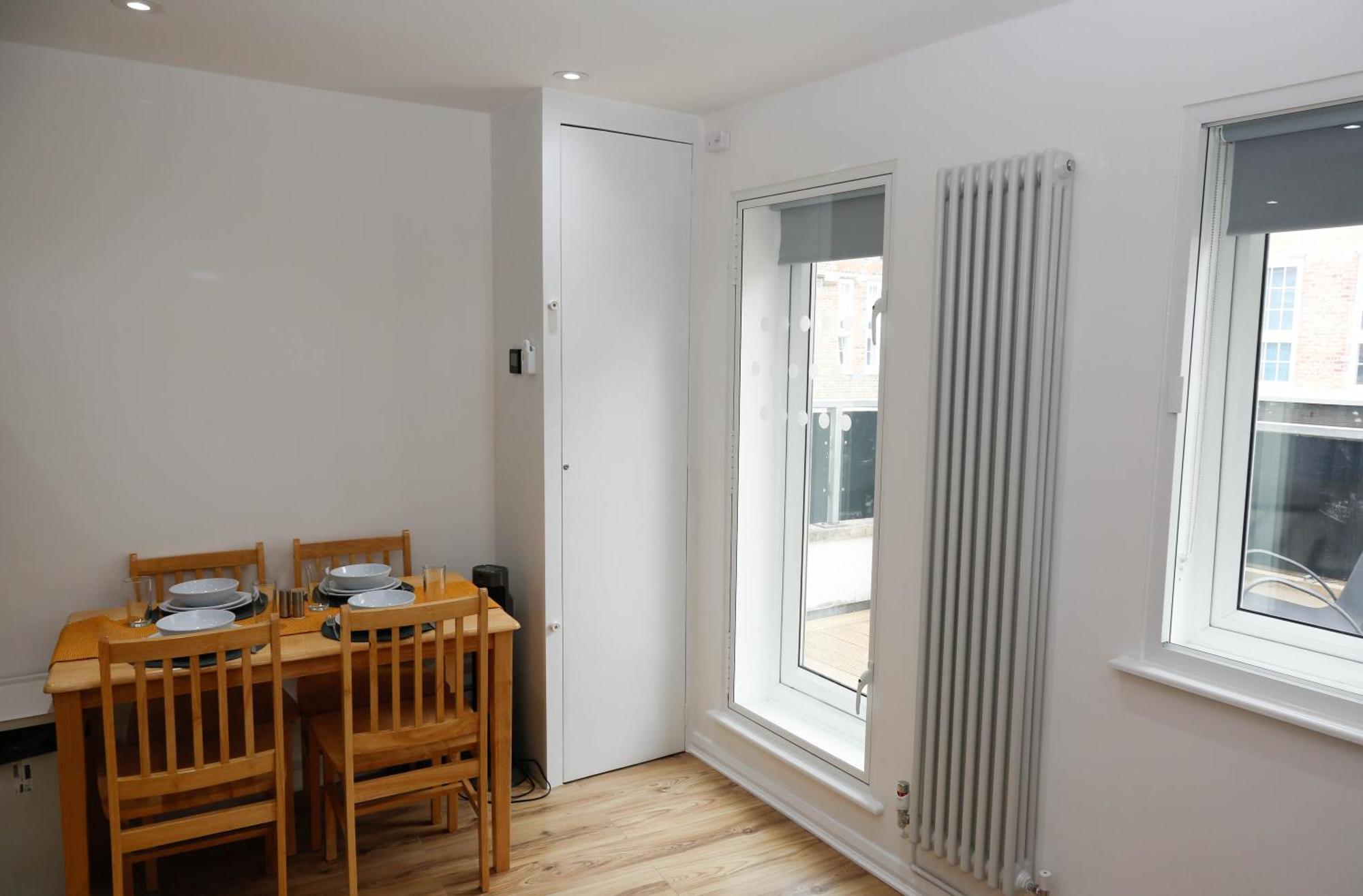 New Luxury In Next To Shops, Cafes, Bars & Metro *